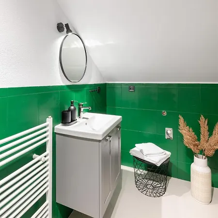 Antre 2 Podkrovny S Klimou Dog Friendly Апартаменты *